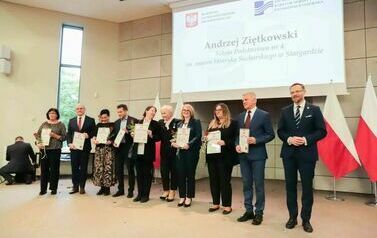 P. Teresa Wiśniewska odbiera Nagrodę  Zachodniopomorskiego Kuratora Oświaty