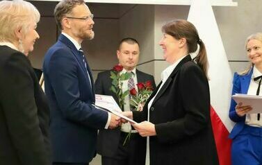 Wojewoda Zachodniopomorski  Zbigniew Bogucki gratuluje naszej koleżance