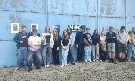 Uczniowie przed byłym aresztem