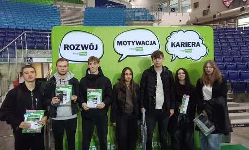 Uczniowie podczas targów pracy