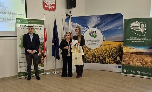 Uczennica odbiera dyplom